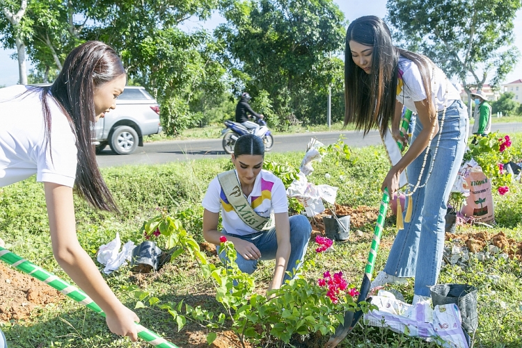 Hoa hậu Nông Thúy Hằng cùng 2 'Hoa hậu trái đất' tích cực trồng cây xanh tại Bình Thuận
