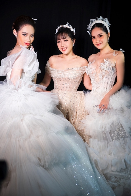 Bảo Hà cùng Ngọc Châu, Di Băng diện váy cưới khổng lồ, 'càn quét' đường băng show thời trang