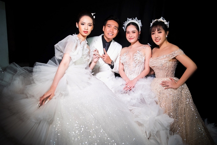 Bảo Hà cùng Ngọc Châu, Di Băng diện váy cưới khổng lồ, 'càn quét' đường băng show thời trang