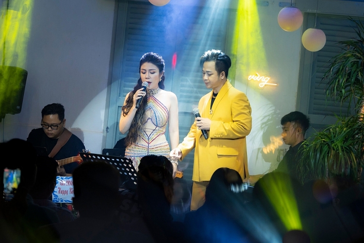 'Nữ hoàng nhạc thị trường' Uyên Trang mừng sinh nhật với mini show