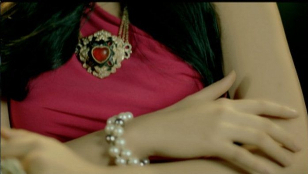 chiec vong huyen bi cai gia cua sac dep