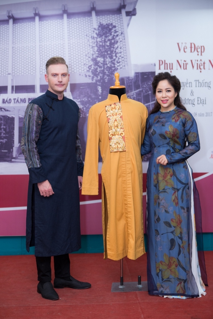 Đại diện văn - nghệ sỹ tặng áo dài cho Bảo tàng Phụ nữ Nam bộ dai dien van nghe sy tang ao dai cho bao tang phu nu nam bo