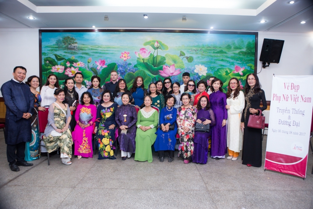 dai dien van nghe sy tang ao dai cho bao tang phu nu nam bo