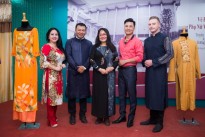 Đại diện văn - nghệ sỹ tặng áo dài cho Bảo tàng Phụ nữ Nam bộ