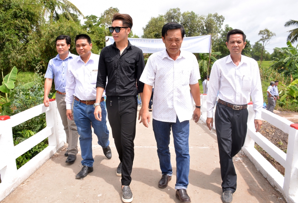 hon mot nam sau dang quang bach cong khanh xay cau nua ty cho nguoi ngheo