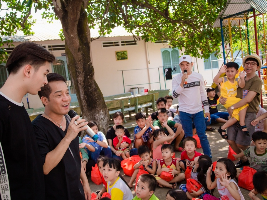 Sân khấu Minh Nhí và các nghệ sĩ chung tay lo trung thu sớm cho trẻ mồ côi