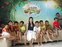 10 cầu thủ nhí theo NSƯT Trịnh Kim Chi lên sân khấu