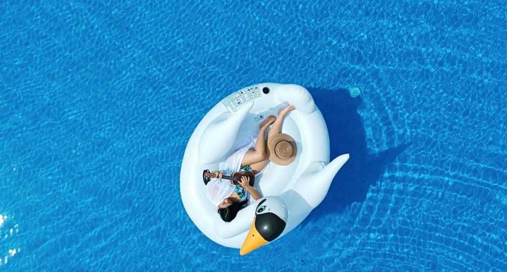 phuong vy lan dau dien bikini khoe dang bong mat sau ap luc can nang sinh con dau long