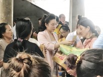 Nhật Kim Anh rơi nước mắt với gần 1.000 bà con nghèo khó khăn