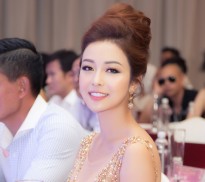 Hoa hậu Jennifer Phạm đẹp hút hồn khi làm giám khảo