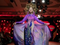 Hoa hậu Chi Nguyễn tỏa sáng trong tà áo dài truyền thống của NTK Tạ Linh Nhân