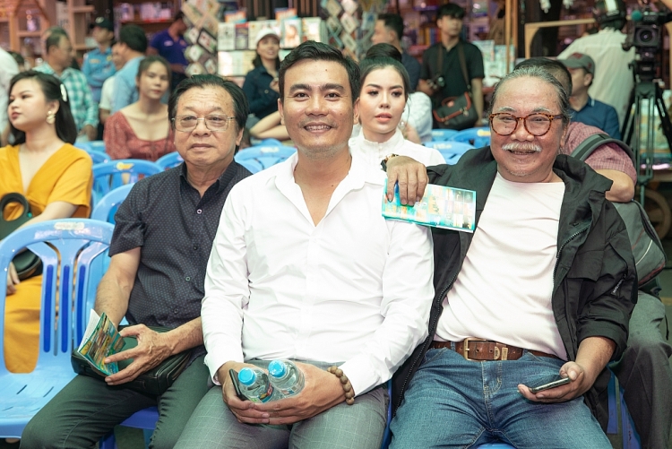 Đông đảo nghệ sĩ Việt đến chúc mừng triển lãm tranh và ảnh gây quỹ từ thiện của đạo diễn Nguyễn Thành Nam dong dao nghe si viet den chuc mung trien lam tranh va anh gay quy tu thien cua dao dien nguyen thanh nam