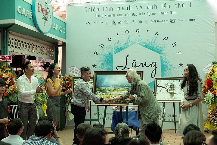 Đông đảo nghệ sĩ Việt đến chúc mừng triển lãm tranh và ảnh gây quỹ từ thiện của đạo diễn Nguyễn Thành Nam dong dao nghe si viet den chuc mung trien lam tranh va anh gay quy tu thien cua dao dien nguyen thanh nam