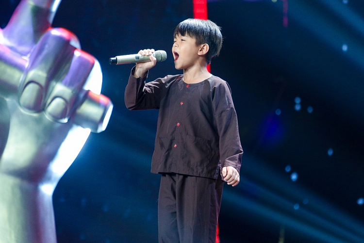 the voice kids thi sinh dau tien hat ve bac ho khien 6 hlv than phuc bam chon