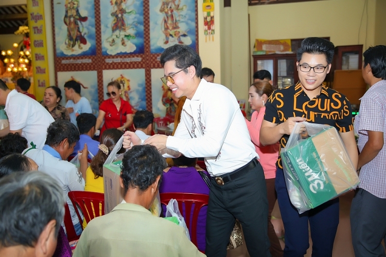 ca si ngoc son cung con trai duy cuong lam tu thien mua vu lan