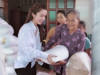 Huỳnh Vy về Đồng Tháp  tặng 1 tấn gạo cho các cụ già neo đơn nhân mùa Vu lan báo hiếu
