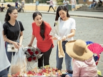 NSƯT Kim Xuân, ca sĩ Hà Thanh Xuân tặng hoa hồng và quà cho người bán hàng rong nhân dịp Vu lan