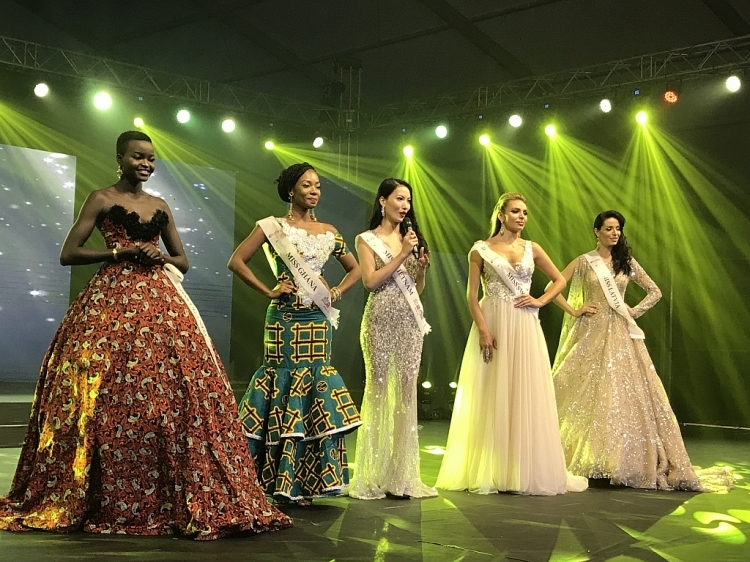 Thí sinh Việt Nam đạt top 5 trong đêm chung kết cuộc thi 'Hoa hậu di sản toàn cầu 2019' tại Accra, Ghana
