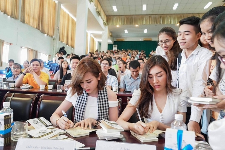 sella truong le hang khuyen khich van hoa doc trong gioi tre