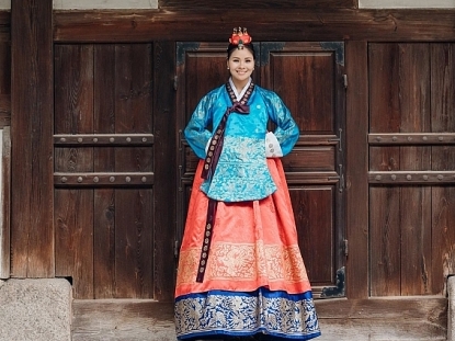 Hoa hậu Nguyễn Thị Thùy khoe dáng với trang phục truyền thống hanbok Hàn Quốc