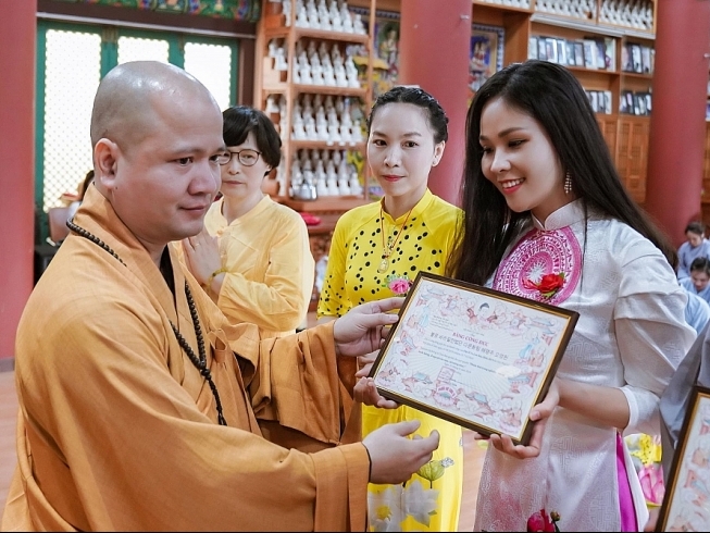 Hoa hậu Nguyễn Thị Thùy thầm lặng báo hiếu ngày Vu Lan