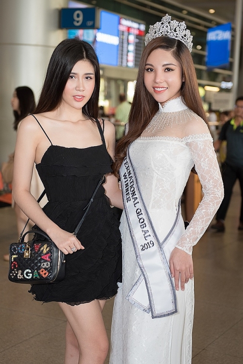 my huyen rang ro mac ao dai doi vuong mien ve nuoc sau dang quang