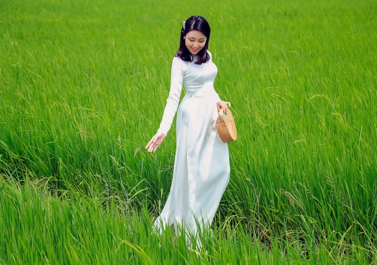 dien ao dai viet hung dien vien thuy trang khoe ve dep huyen ao giua dat troi sapa