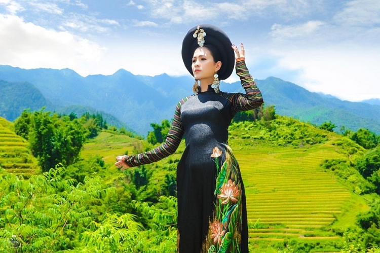 dien ao dai viet hung dien vien thuy trang khoe ve dep huyen ao giua dat troi sapa