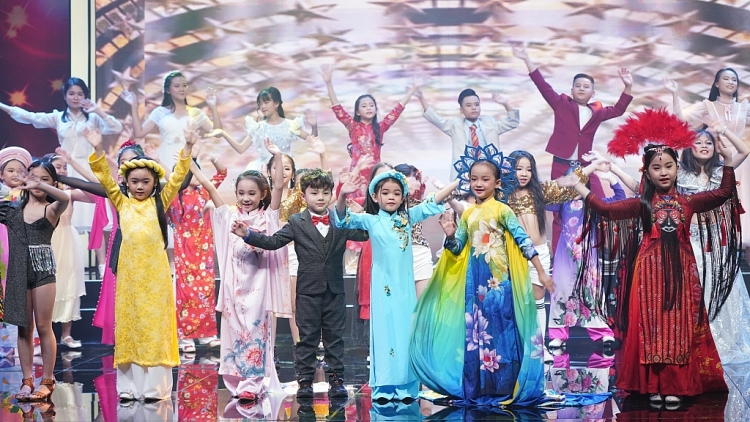 hoa ha u hoa n vu nhi ngoc lan vy duoc moi lam giam khao toa sang cung sao nhi