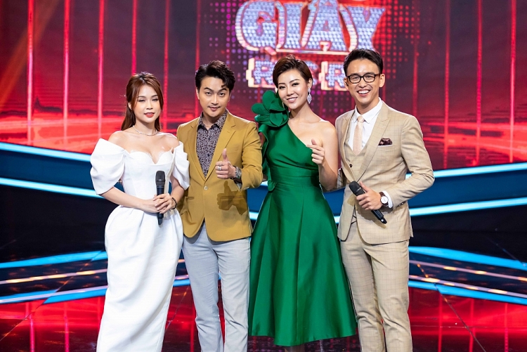 100 giay ruc ro thi sinh bit mat va du day tren cao gay choang cho khan gia