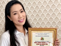 NSƯT Trịnh Kim Chi nhận Huy chương vàng với vai diễn chiến sĩ Công an nhân dân