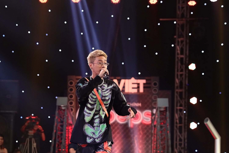 rap viet chi vua cat giong ke chuyen ma bang rap ricky star da khien 4 hlv dien dao thi nhau dap can tung non vang cung luc