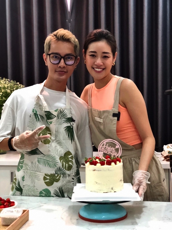 hoa hau khanh van tu tay lam banh sinh nhat tang me