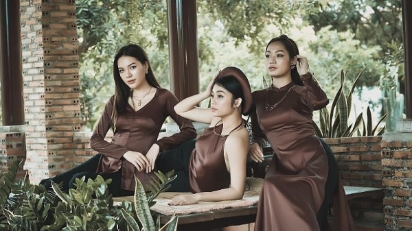 Người đẹp Huyền Trân, Thu Hồng, Trân Phạm hóa gái quê nền nã trong trang phục của Việt Hùng