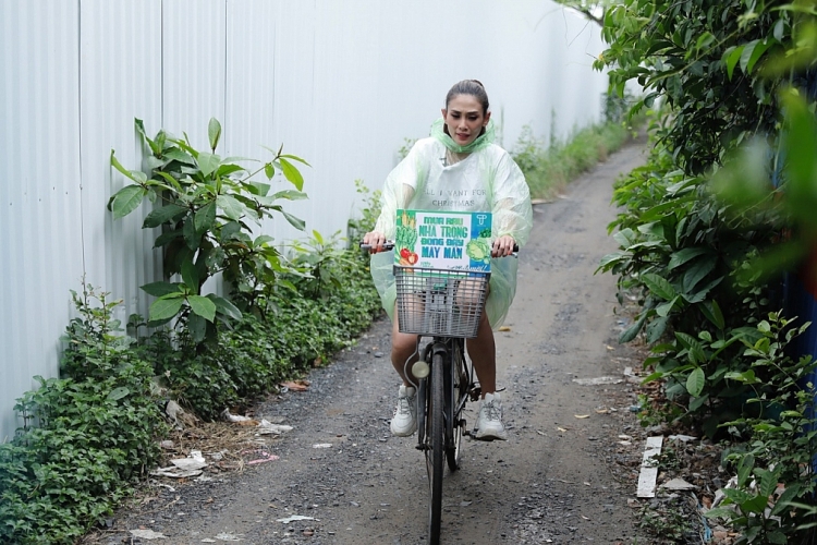 ngay may man vo hoang yen dap xe di trong mua ban rau giup do gia dinh ngheo gap nhieu bien co