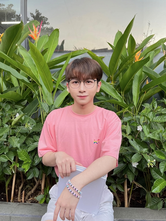 Đỗ Hoàng Dương tự làm 'sân khấu' tại nhà mùa dịch, cover bản hit đình đám của Sơn Tùng M-TP