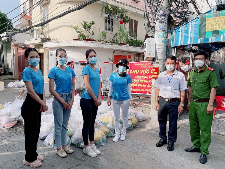 Hoa hậu Tiểu Vy và CLB Suối mát từ tâm chi viện lương thực cho lao động nghèo tại các khu trọ