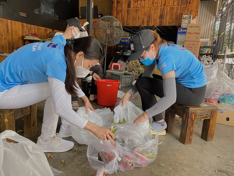 Hoa hậu Tiểu Vy và CLB Suối mát từ tâm chi viện lương thực cho lao động nghèo tại các khu trọ