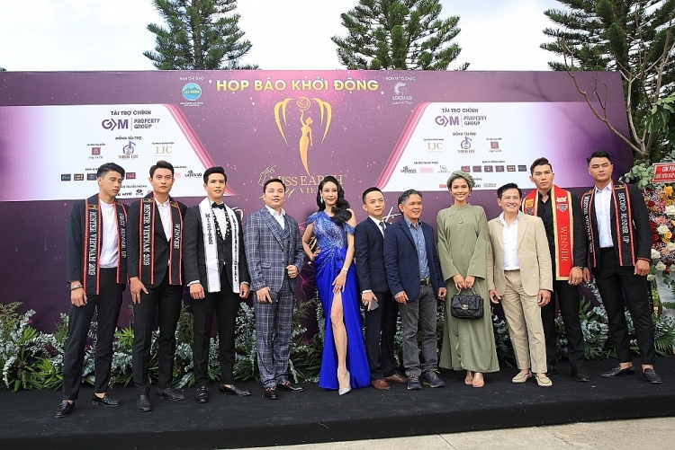 'Mister Việt Nam' Minh Quyền và Hữu Đạt đại diện BTC 'Miss Earth Vietnam' trao tặng 2.000 bộ đồ bảo hộ y tế, đi chợ giùm người dân khu phong tỏa