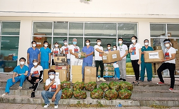 'Mister Việt Nam' Minh Quyền và Hữu Đạt đại diện BTC 'Miss Earth Vietnam' trao tặng 2.000 bộ đồ bảo hộ y tế, đi chợ giùm người dân khu phong tỏa