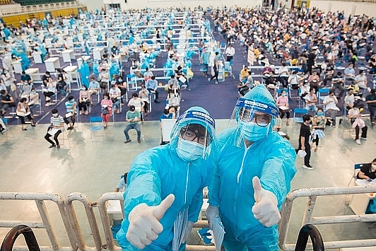 'Mister Việt Nam' Minh Quyền và Hữu Đạt đại diện BTC 'Miss Earth Vietnam' trao tặng 2.000 bộ đồ bảo hộ y tế, đi chợ giùm người dân khu phong tỏa