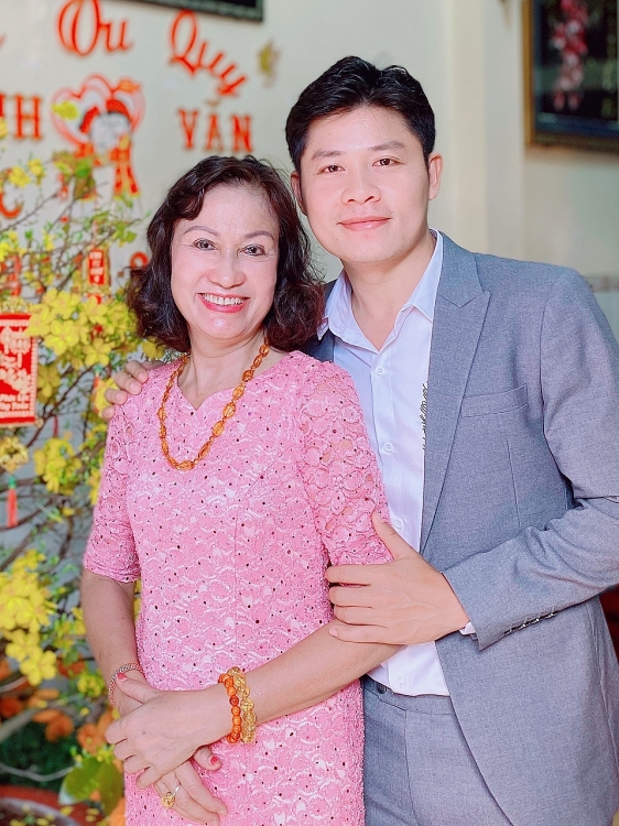 Nguyễn Văn Chung ra mắt bài hát mới ‘Dắt mẹ đi khắp thế gian’ nhân dịp lễ Vu Lan