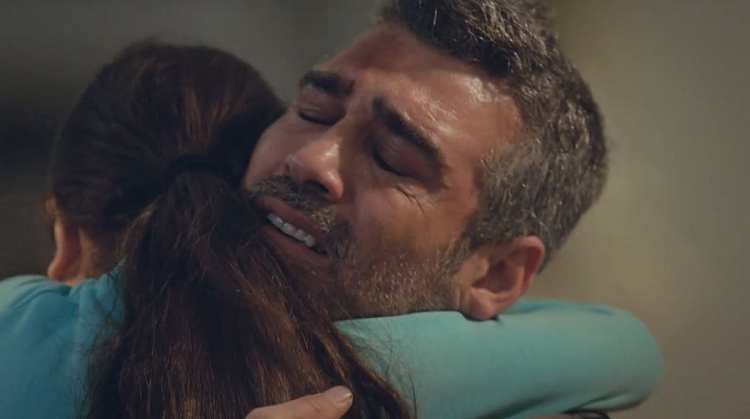 'Trái tim phụ nữ': Biết Bahar sắp chết, Sarp quỳ gối xin Sirin hiến tủy cứu vợ và cái giá phải trả