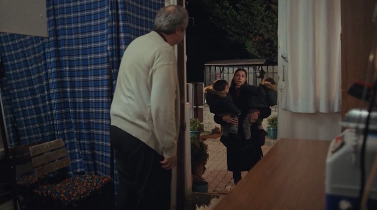 'Trái tim phụ nữ': Biết Bahar sắp chết, Sarp quỳ gối xin Sirin hiến tủy cứu vợ và cái giá phải trả