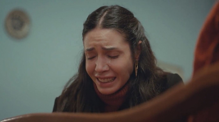 'Trái tim phụ nữ': Biết Bahar sắp chết, Sarp quỳ gối xin Sirin hiến tủy cứu vợ và cái giá phải trả