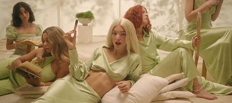 Tung single chủ đề 'Mood ring', Lorde đã sẵn sàng cho album 'Solar power' sau 4 năm chuẩn bị