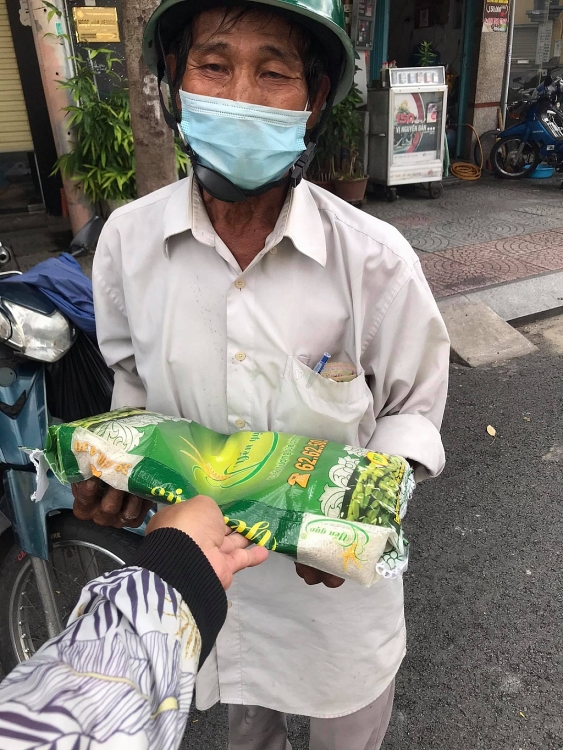 Lý Nguyễn Vương - Tác giả 'Cành khô hoa vẫn nở' tự tay mang thức ăn cho người lang thang, cơ nhỡ trong mùa dịch