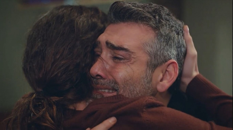 'Trái tim phụ nữ': Chứng kiến Bahar ôm chồng cũ khóc nức nở, Arif rơi nước mắt vì quá đau lòng