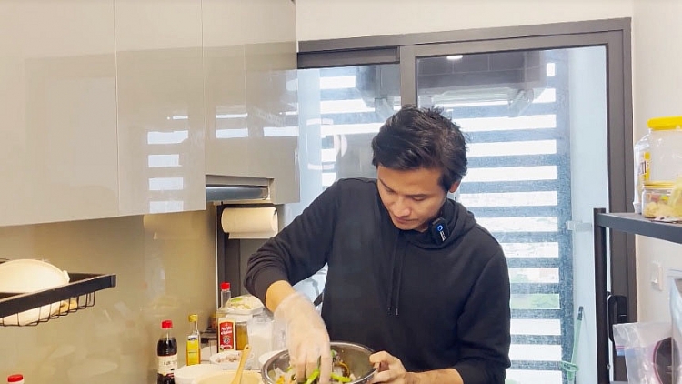 'Ở nhà vui mà': Bé Xoài phụ mẹ Trang Lou vào bếp, diễn viên Anh Tài trổ tài nấu nướng sở trường