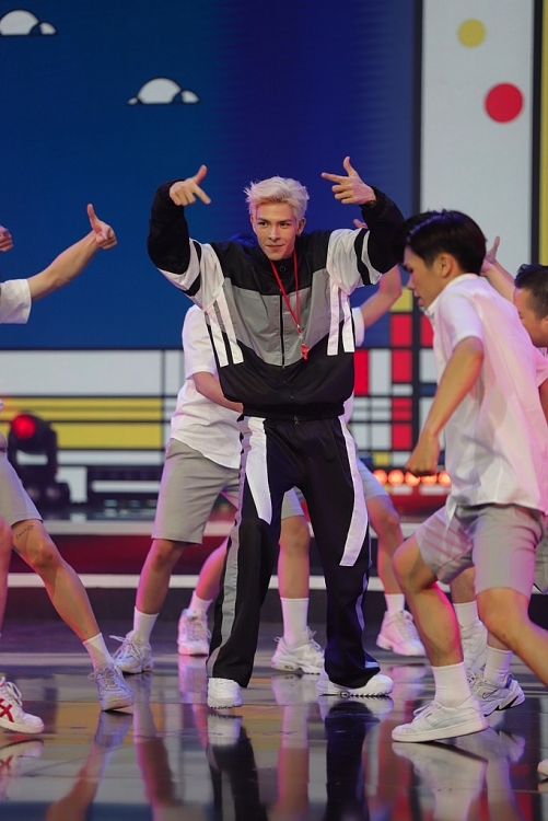 Denis Đặng gặp chấn thương chân nặng nề nhưng vẫn 'cháy' với sân khấu hip-hop